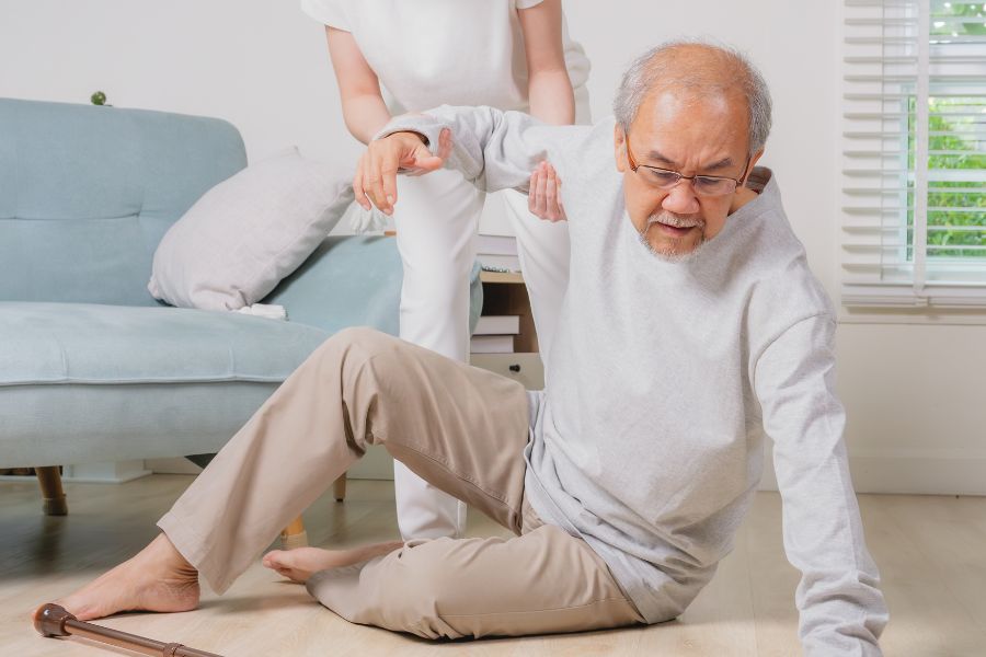 Prevenção de quedas em casa: Guia prático para adaptar o ambiente e garantir segurança